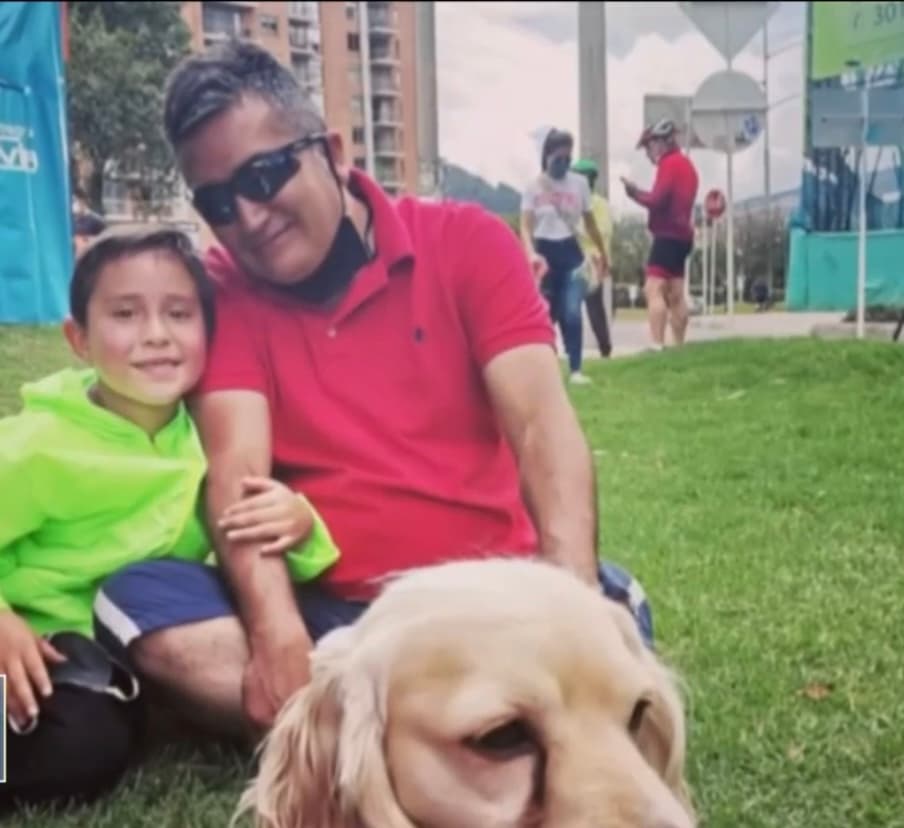 Y es que lejos de ser descuidado, Alexander recuerda que su contagio se originó por la necesidad de salir a trabajar para poder mantener a sus hijos, padres y nieto. En total, 
<b>12 miembros de su familia se contagiaron y se recuperaron, menos él. </b>
<br>