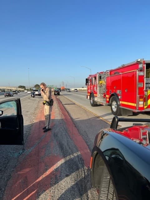 El agente de la Patrulla de Caminos de California, Marco Lizárraga, dijo que “la única cosa que sabemos es que (el sospechoso) estaba manejando una SUV, no tenemos descripción del sospechoso, no más el vehículo que estaba manejando”.