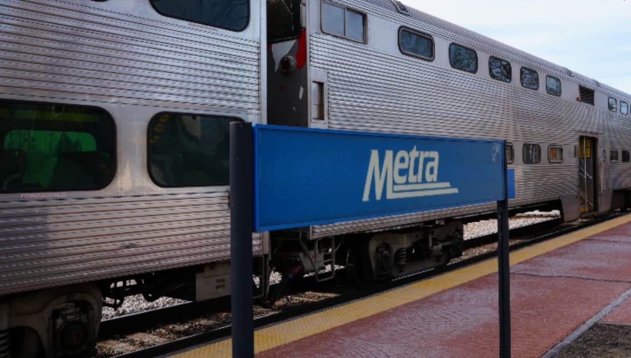 Retrasos y cancelaciones en líneas de tren Metra por apagón en el sistema de control