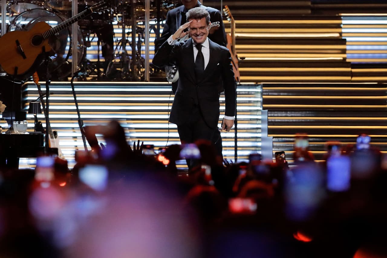 Luis Miguel sorprendido con prenda íntima que le lanzó una fan