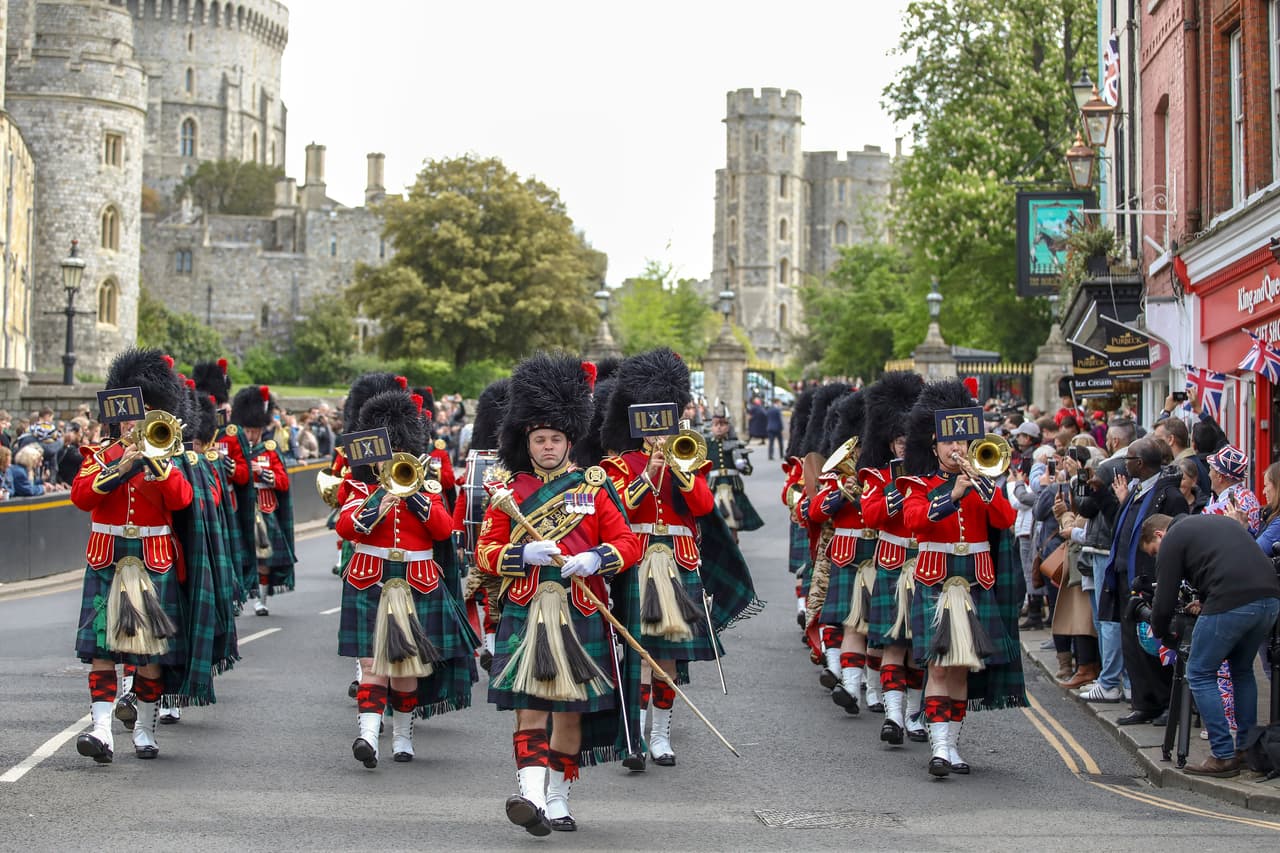 En honor al recién nacido conde de Dumbarton, 
<b>este martes</b>, la banda del Regimiento Real de Escocia 
<b><a href="https://www.instagram.com/p/BxKRuYVHaZ_/" target="_blank">interpretó el tema 'Congratulations'</a></b> durante el cambio de guardia en el castillo de Windsor, que queda muy cerca de la residencia de los duques de Sussex.