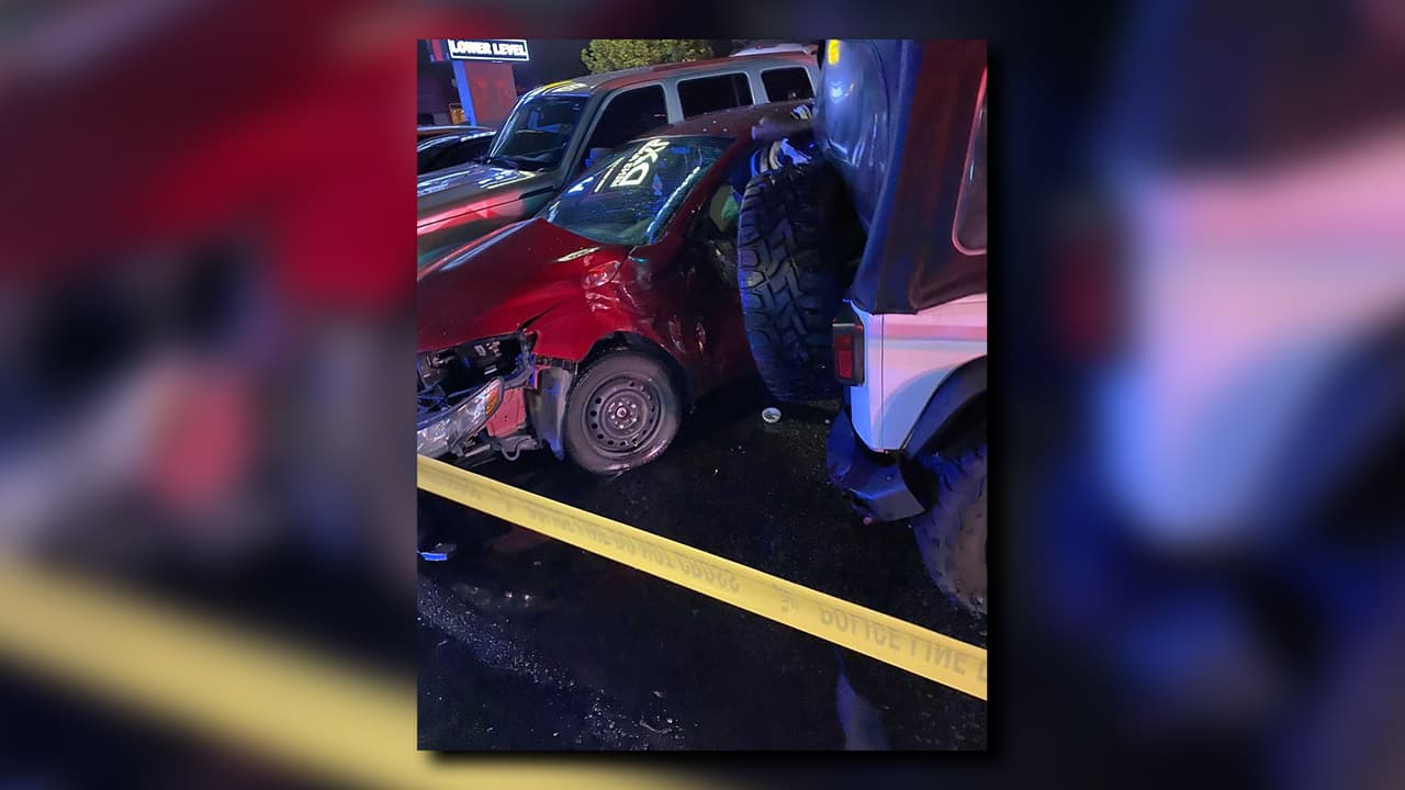 El impacto hizo que ambos vehículos salieran de la carretera. dijo la portavoz del departamento, Marla Rooker.