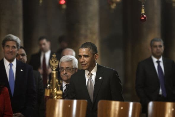 En la basílica fue recibido por el presidente palestino, Mahmud Abás, a quien ya había visto ayer en Ramala, la alcaldesa Vera Babún, y líderes religiosos.