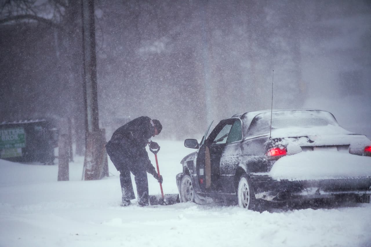 Muchos residentes de la costa este tuvieron que despejar la nieve de sus vehículos para poder salir, como este residente de Bellport, Nueva York.