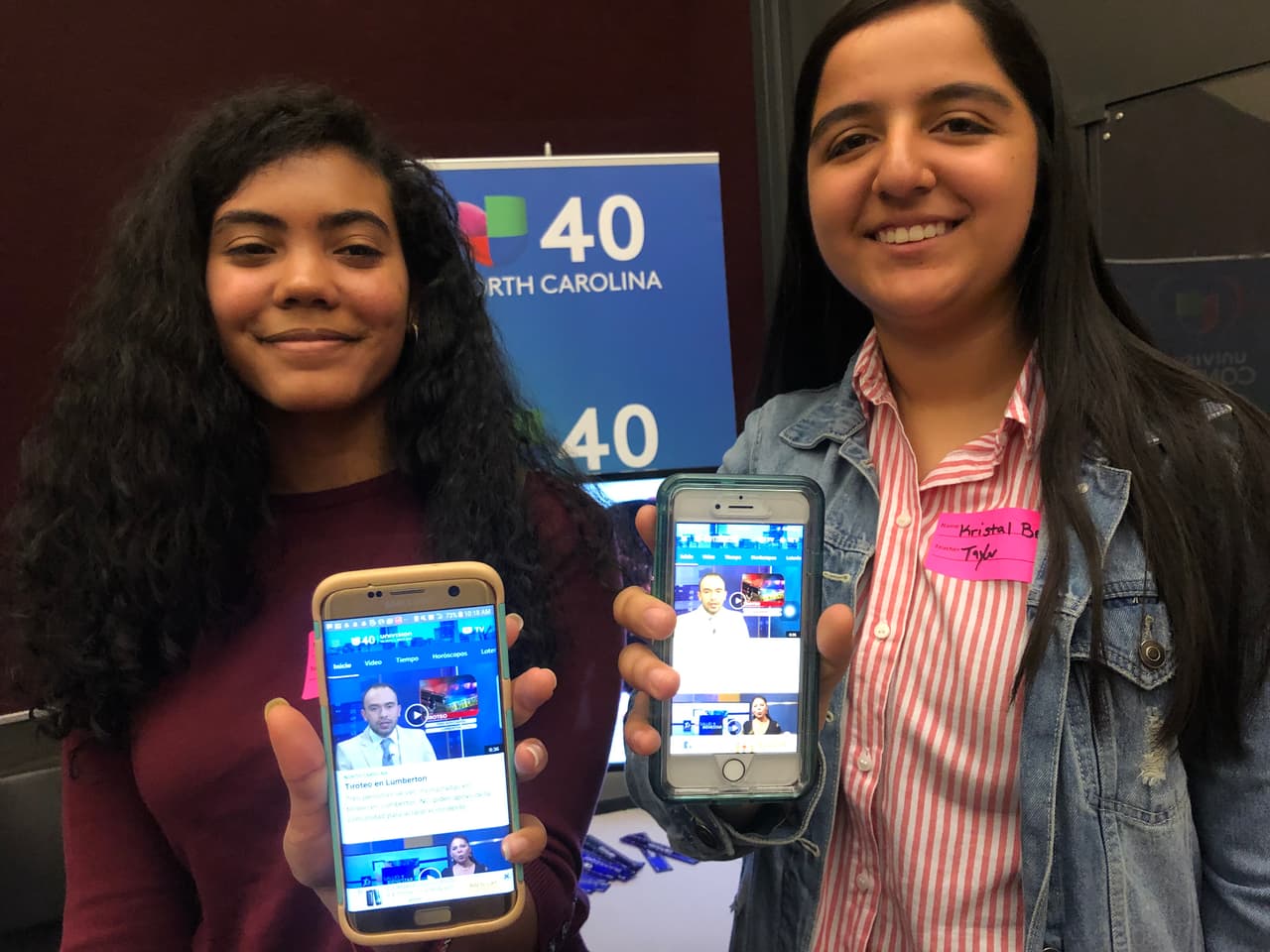 Estudiantes descargan la APP de Univision 40 North Carolina durante el Hispanic Education Summit 2019