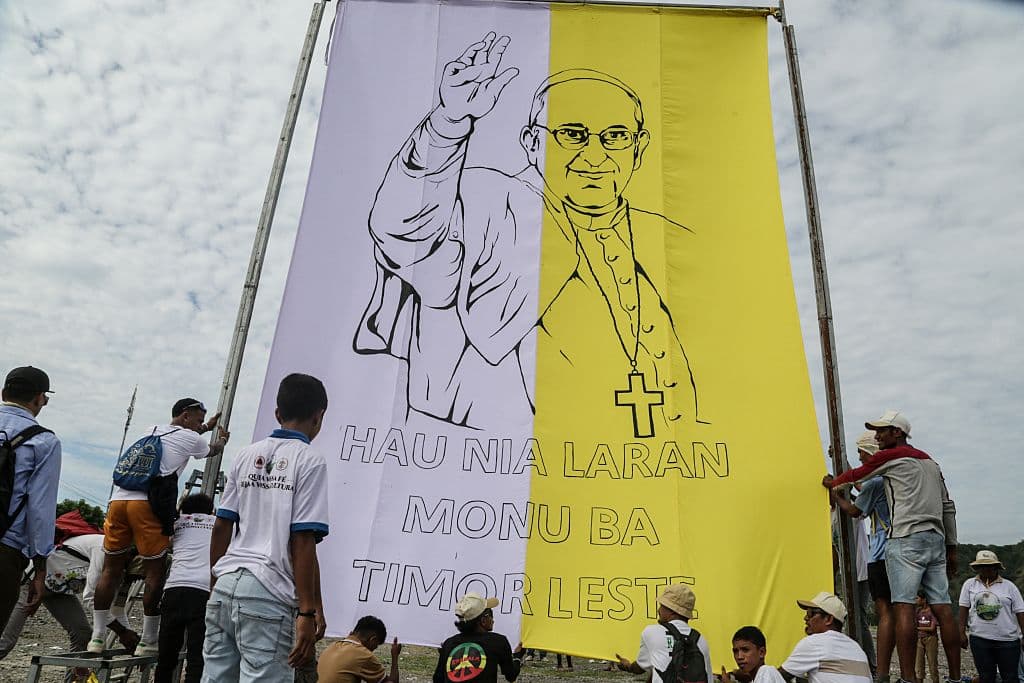 <h3 class="cms-H3-H3">"Mi corazón se inclina ante Timor Oriental"</h3>
<br>
<br>Fieles católicos instalan una pancarta del papa Francisco antes de una misa de réquiem en el Espacio de Tasitolu en Dili, Timor Oriental, el 26 de abril de 2025.