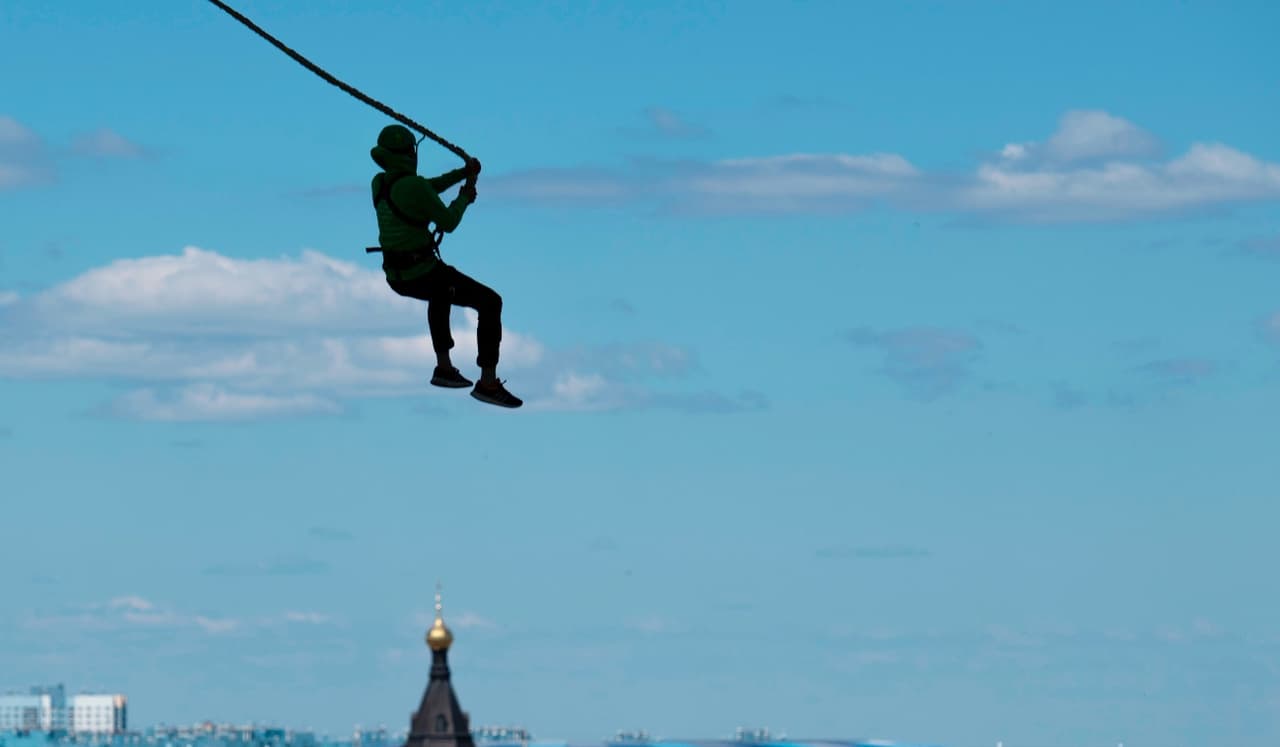 Imágenes fuertes: una mujer muere en un salto de bungee luego de caer 80 pies presuntamente sin una cuerda asegurada 