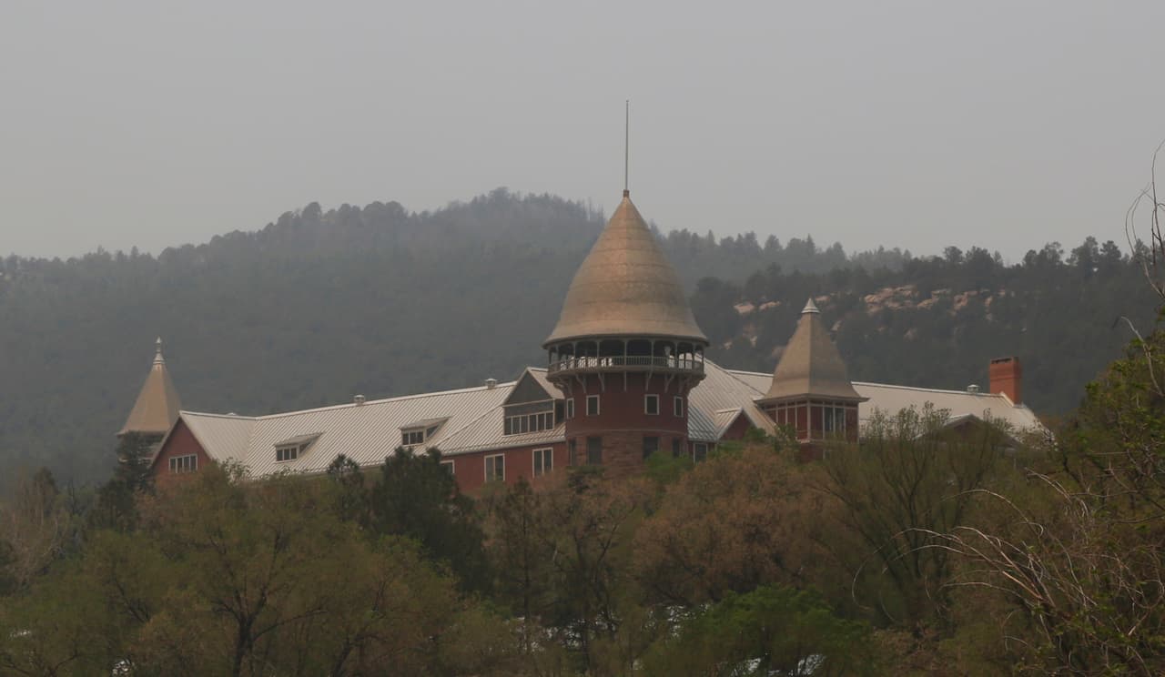 Más de 1,500 bomberos intentan combatir el mayor incendio, situado al este y noreste de Santa Fe, que creció otros 20 kilómetros cuadrados (8 millas cuadradas) durante la noche, 
<b>alcanzando un área más del doble del tamaño de la ciudad de Filadelfia</b>. La ciudad rural más grande del área, Las Vegas, Nuevo México, que tiene una población de 13,000 habitantes, parecía segura por ahora gracias a las líneas de fuego excavadas por excavadoras y otras medidas de prevención establecidas durante la semana pasada.