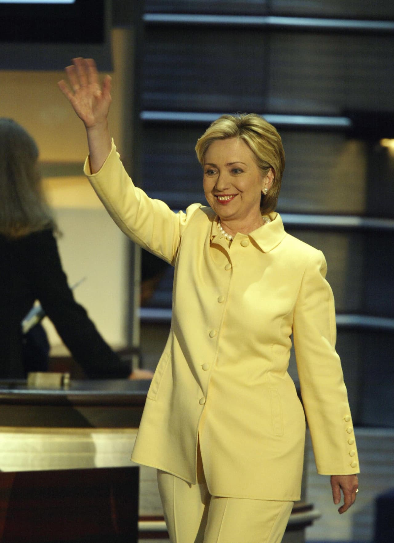 En las convenciones de 2004, cuando ya el primer periodo presidencial de su marido llegaba al final, Hillary Clinton eligió un luminoso traje amarillo para la Convención Demócrata. Lejos de algunos vestidos que usó al principio de su rol como Primera Dama, con lo años, los pantalones terminaron por colonizar siempre su armario. (PAUL J. RICHARDS/AFP/Getty Images)