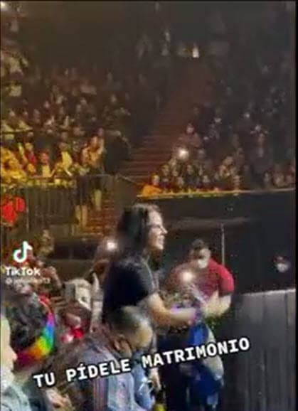 En él, a Kate del Castillo se le ve contenta y en un momento se pone de pie y le manda un beso a la cantante tras las palabras que le dijo en público. 
<br>