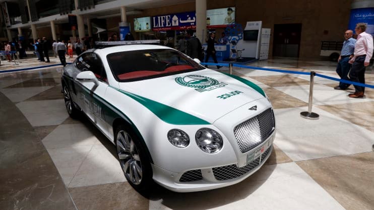 La policía del emirato cuenta también con uno de los superdeportivos de colección más pesados, un 
<a href="https://www.univision.com/carros/fotos-del-bentley-continental-gt-2019-fotos#7fff64270001">Bentley Continental GT</a>. El peso de este vehículo llega a las dos toneladas y media. La policía cuenta ahora con dos modelos pues ha sumado un modelo 
<i>Bentayga</i> a su flota de automóviles de servicio de superlujo. 
<br>
