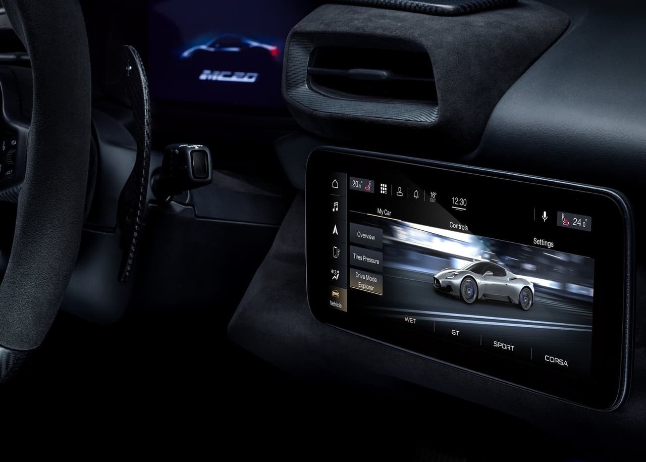 En el apartado tecnológico, el MC20 incorpora una pantalla táctil de 10.3 pulgadas con la interfaz del nuevo Maserati Intelligent Assistant (MIA). Adicionalmente, otra pantalla con las mismas dimensiones funciona de tablero de instrumentos.