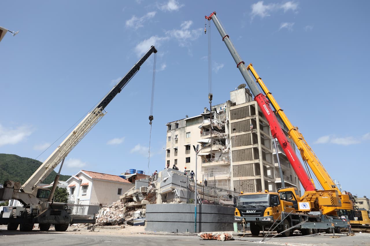 Grúas retiran escombros de un edificio derrumbado en Caracas, Venezuela, el viernes 26 de junio de 2026, dos días después de que dos terremotos sacudieran el país.