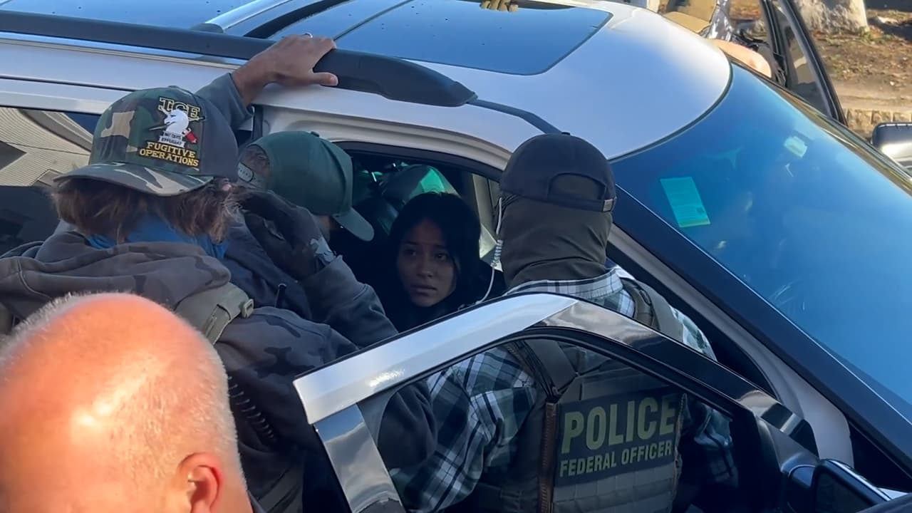 ICE arresta a una mujer y la separa de su hija, pero la agencia dice que la buscaba por un ataque