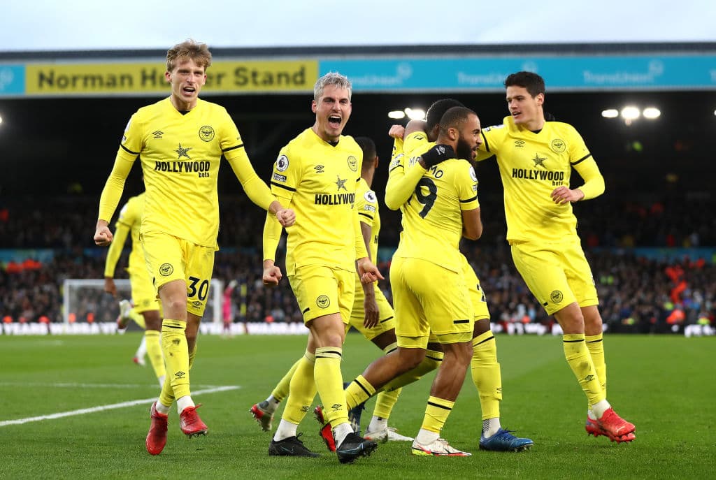 Leeds y Brentford reparten puntos tras empatar 2-2 en un partidazo durante la fecha 15 en la Premier League y ambos equipos rescatan un punto. Los de Bielsa siguen en zona del descenso.