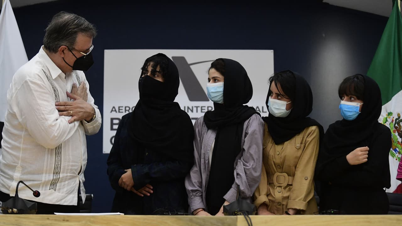 <b>En vídeo.</b> Apenas unas horas antes de esta llegada, el Gobierno de México recibió a cinco mujeres afganas integrantes de un equipo de robótica, y a la pareja de una de ellas, como parte de las primeras solicitudes de refugio de ciudadanos afganos tras la toma de control del país por los talibanes.