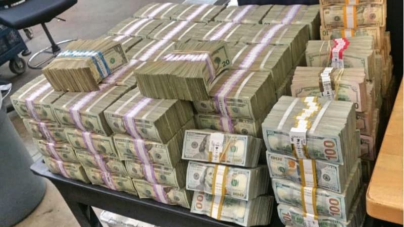 Llevaban más de 3,000,000 de dólares a México