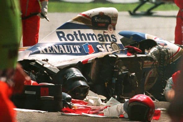 El 1 de mayo de 1994 Senna inició su participación en el Gran Premio de San Marino en el autódromo Enzo y Dino Ferrari en Imola, muy perturbado por los eventos de las jornadas de clasificación. Senna, quien había logrado la pole position por 65 y última vez (estableciendo un nuevo récord), comenzó liderando la carrera frente al joven Michael Schumacher. Durante la séptima vuelta al llegar a la fatídica curva 'Tamburello' perdió el control de su carro estrellándolo a 191 millas por hora contra un muro de retención de concreto. Senna no sobrevivió el accidente.
<br>
<br>Nacía una leyenda.