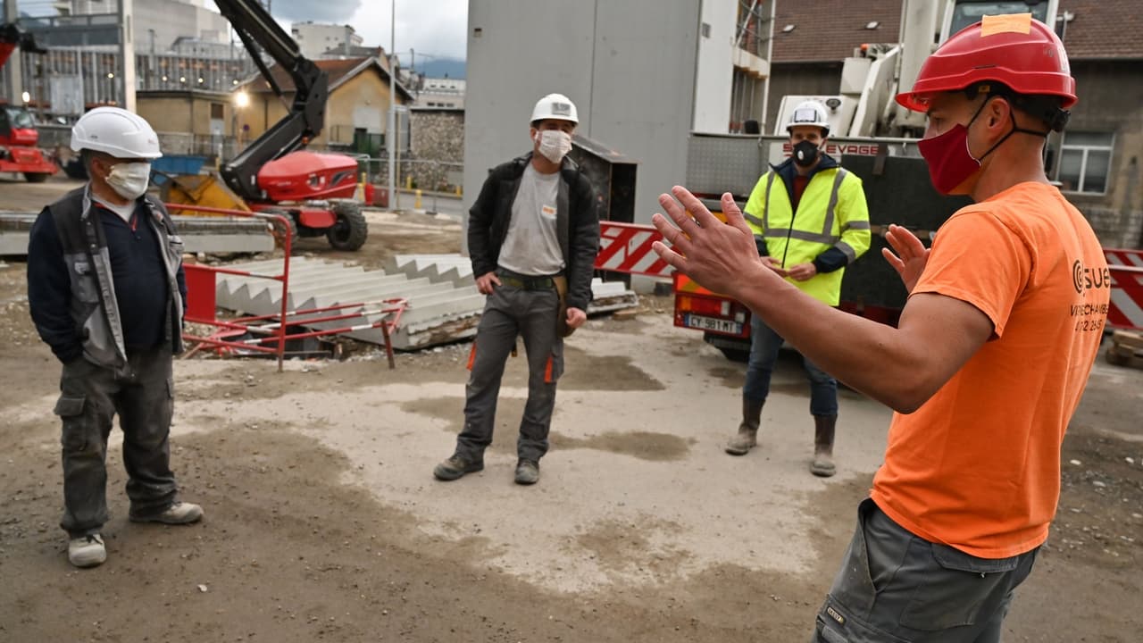 Autoridades de salud advierten sobre brotes de coronavirus entre trabajadores de la construcción en California