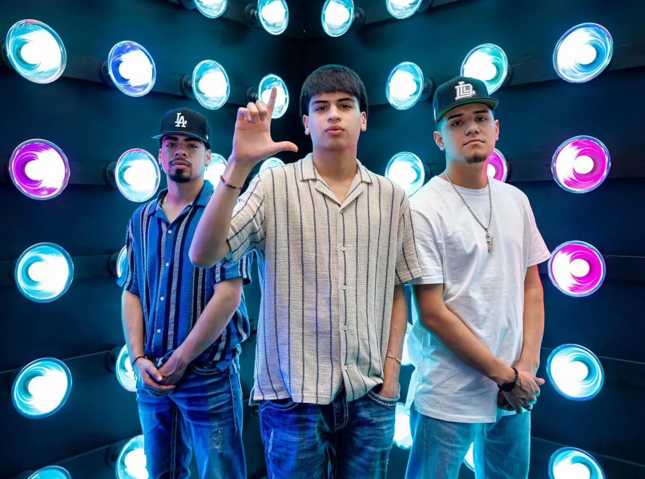 <b>Los del Limit</b> son mexicanos pero viven en Texas, y se dieron a conocer luego de que 'Amor Fugaz' se viralizara tras ser subida a Youtube, a pesar de haber sido grabada en la sala de la casa de uno de sus integrantes. En 2020, Rubén y Marcos Leyva le dieron vida a esta grupo, que ante su talento, los apadrinó Del Records, una importante disquera de Estados Unidos. En 2021 se une a ellos Aldo Navarrete y ahora son un trío con mucho talento y futuro en el Regional Mexicano.