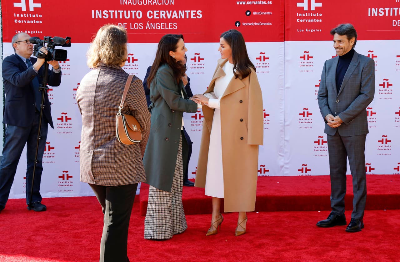 "Tuve el honor de 
<b>conocer y platicar con la reina de España</b> que vino a Los Ángeles", escribió un emocionado Derbez en su cuenta de Instagram. 
<br>