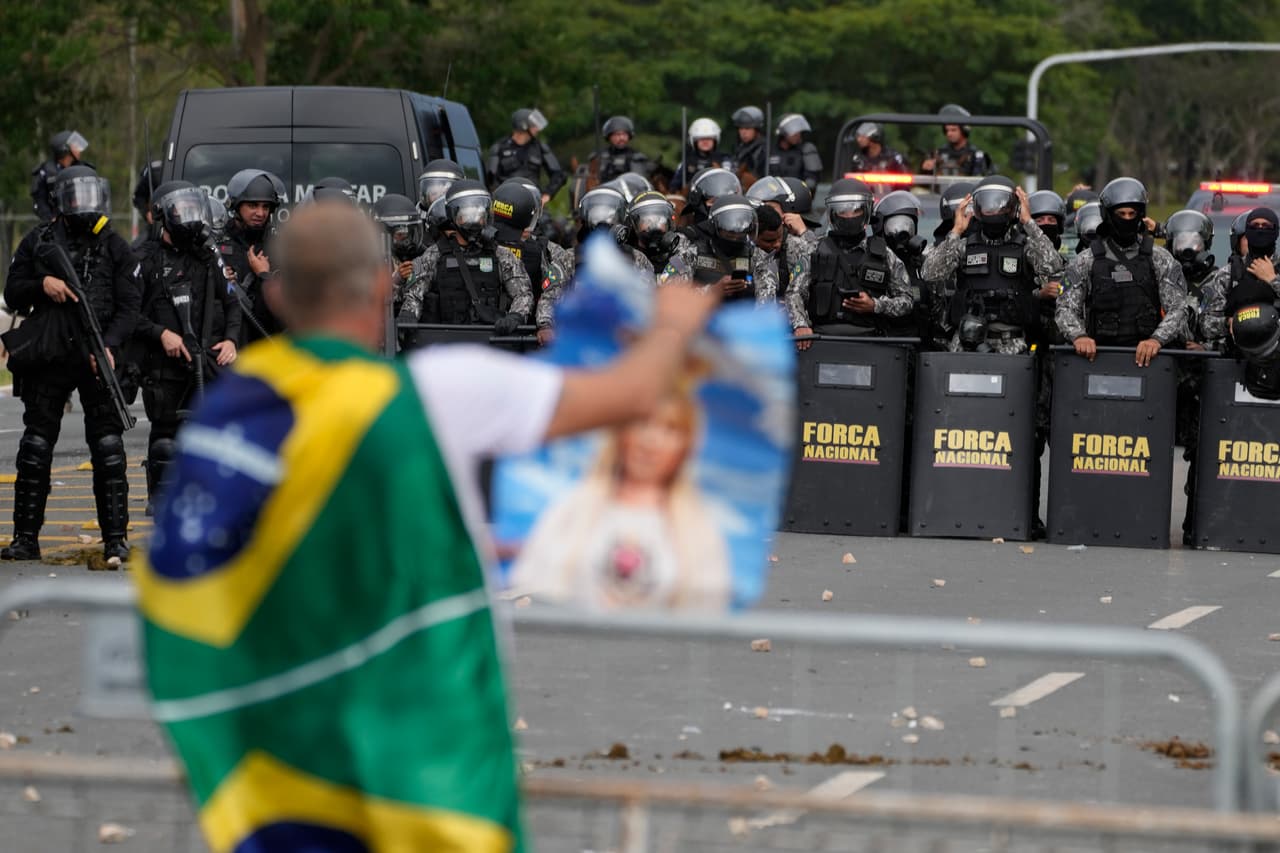 Uno de los partidarios de Bolsonaro se enfrenta a la policía durante los hechos violentos de este domingo.