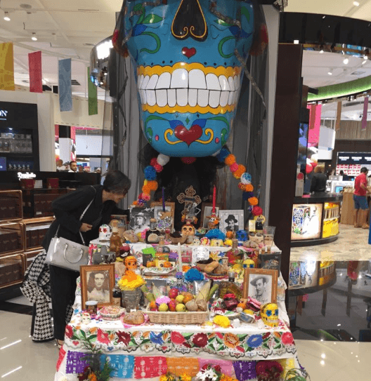 El pasado 1 de noviembre la actriz encontró una fotografía del comediante en una ofrenda del aeropuerto de Cancún: "Todo el mundo te recuerda con amor, mi Rober. Te encontré justo hoy en este altar en el aeropuerto de Cancún. ¡Sigues vivo en nuestros corazones!"