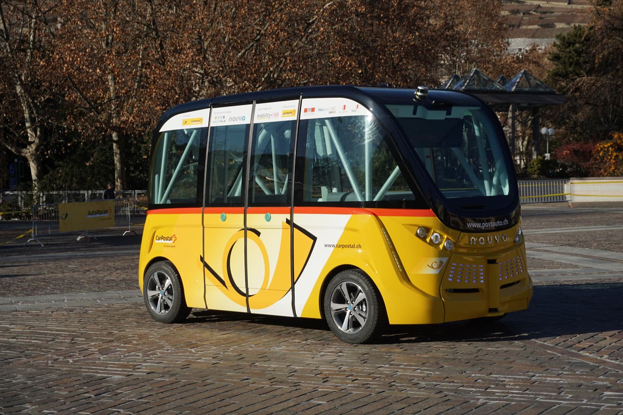 El Navya Arma es un minibús innovador e inteligente puede transportar hasta 15 pasajeros con seguridad a velocidades de hasta millas por hora.