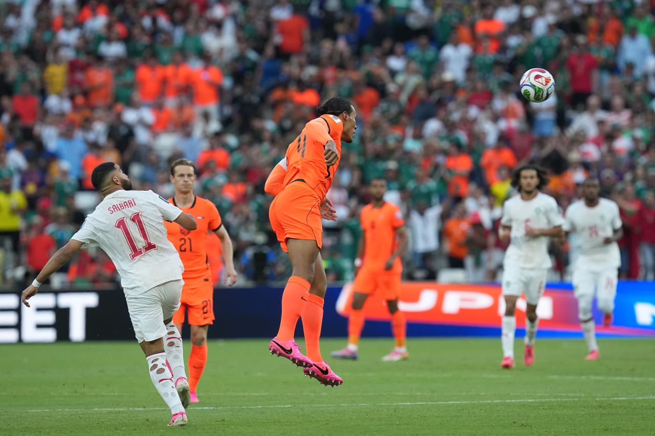 El neerlandés Virgil van Dijk (4) disputa un balón aéreo con el marroquí Ismael Saibari (11) durante el partido de dieciseisavos de final de la Copa del Mundo entre Países Bajos y Marruecos en Guadalupe, cerca de Monterrey, México, el lunes 29 de junio de 2026.