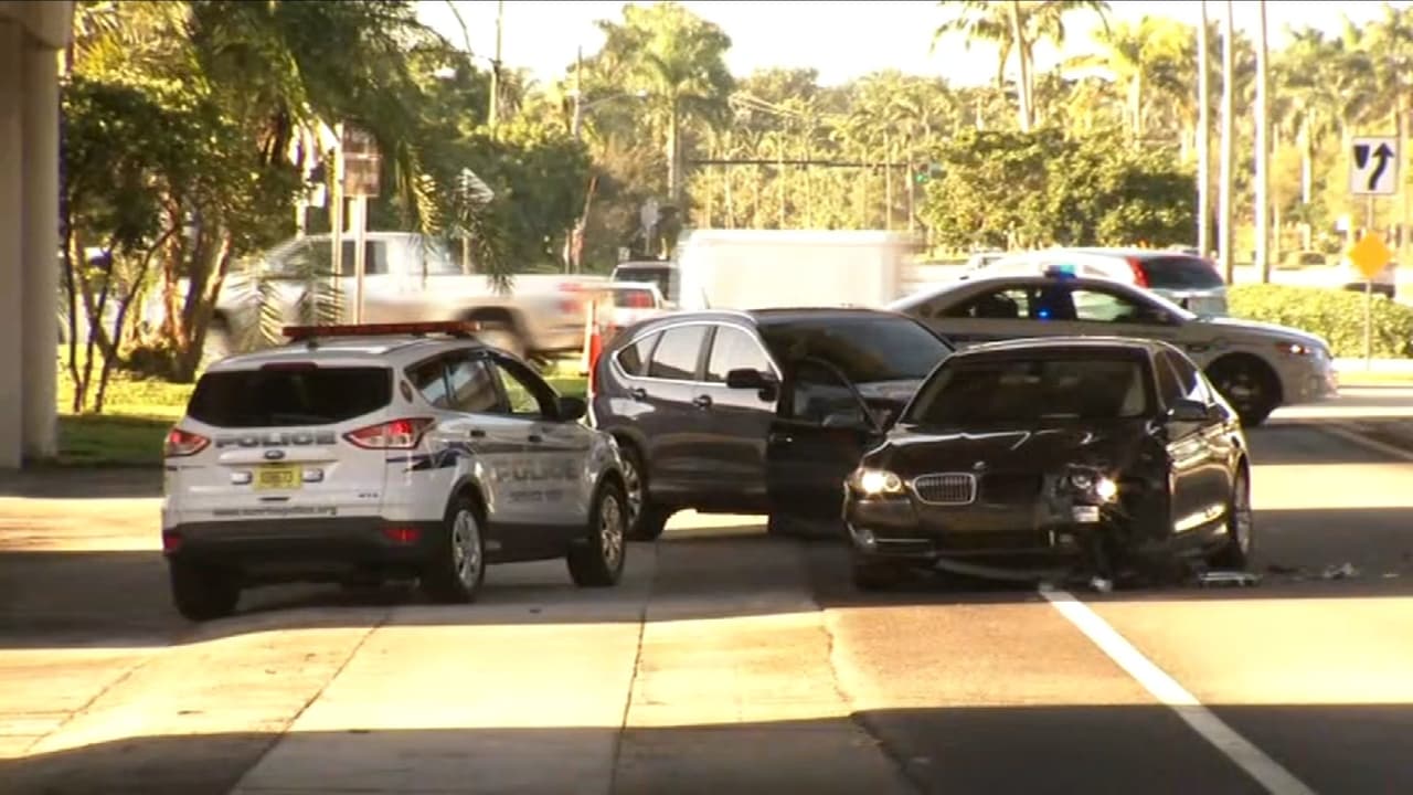 Niña de 11 años roba el auto de su madre, provoca persecución policial y luego choca