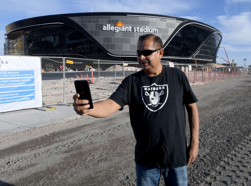 El Allegiant Stadium, nueva casa de Las Vegas Raiders, recibe los últimos detalles para ser estrenado la siguiente temporada de la NFL.