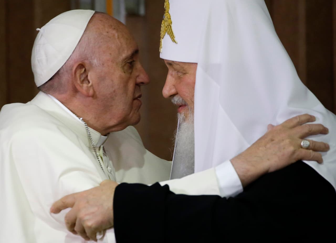 <b>13 de febrero de 2016</b> - “Somos hermanos”, dijo Francisco al convertirse en el
<a href="https://www.univision.com/miami/wltv/un-juego-politico-entre-el-papa-francisco-y-el-patriarca-kirill-video">primer Papa en reunirse con el jefe de la Iglesia ortodoxa rusa</a>, el patriarca Kirill. La histórica reunión en La Habana, Cuba, no se repetiría, como se esperaba, por culpa de
<a href="https://www.univision.com/temas/conflicto-ucrania-y-rusia">la invasión rusa de Ucrania en 2022</a>.