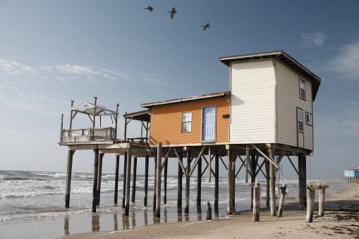 Laura se convirtió en huracán de categoría 1 en las aguas del Golfo de México.