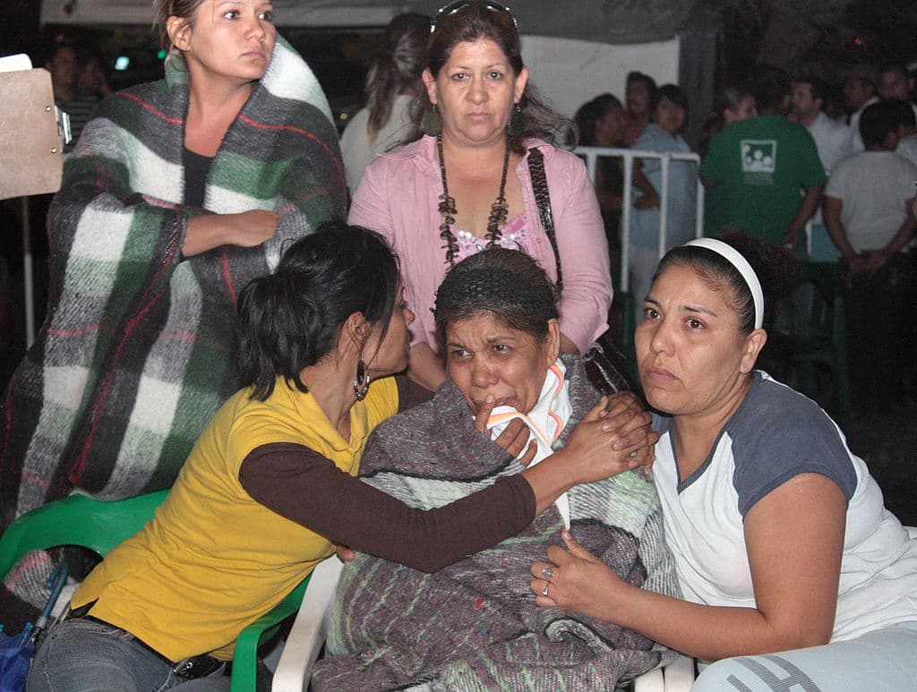 Los rescatistas continuaron su búsqueda usando picos, palas y sus manos para hacer túneles a través de tierra, madera, metal y roca para llegar los mineros.
<br>
<br>El estallido, al parecer originado por una acumulación de gas en el pozo de 60 metros de profundidad, también causó graves heridas y la amputación de un brazo de un adolescente de 14 años que trabajaba en el exterior del yacimiento.