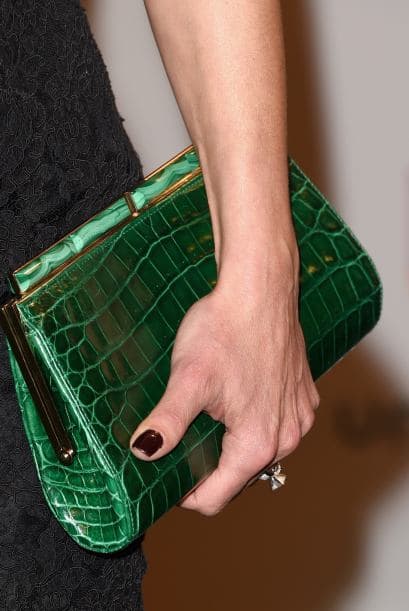 Para eventos elegantes lleva un verde esmeralda con textura, será un gran acierto.