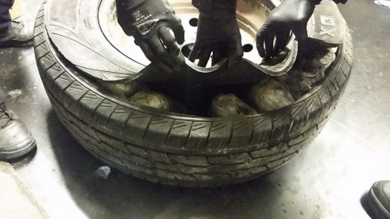 Oficiales de CBP en el Puerto Fronterizo de Nogales incautaron más de 90,000 pastillas de fentanilo, 14 libras de polvo de fentanilo21 libras de metanfetamina, 2.5 libras de heroína oculto dentro de la rueda de repuesto de un vehículo.