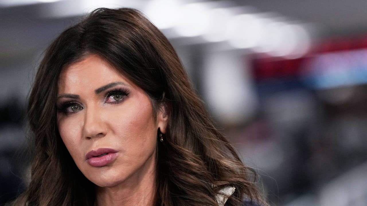 Kristi Noem aterrizó en Phoenix antes de visitar la frontera con México