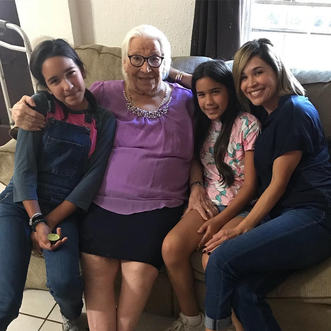 Uno de los momentos más duros del 2019, fue cuando Karla se enteró que su abuelita Andreita había fallecido. El suceso fue muy fuerte pero el amor de sus niñas logró que su corazón sanará más rápido.
<br>