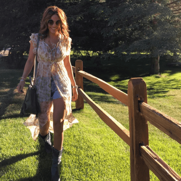 Ni en vacaciones hay que perder el estilo, Karla Martínez se pasea al estilo de una chica cowboy por Colorado.