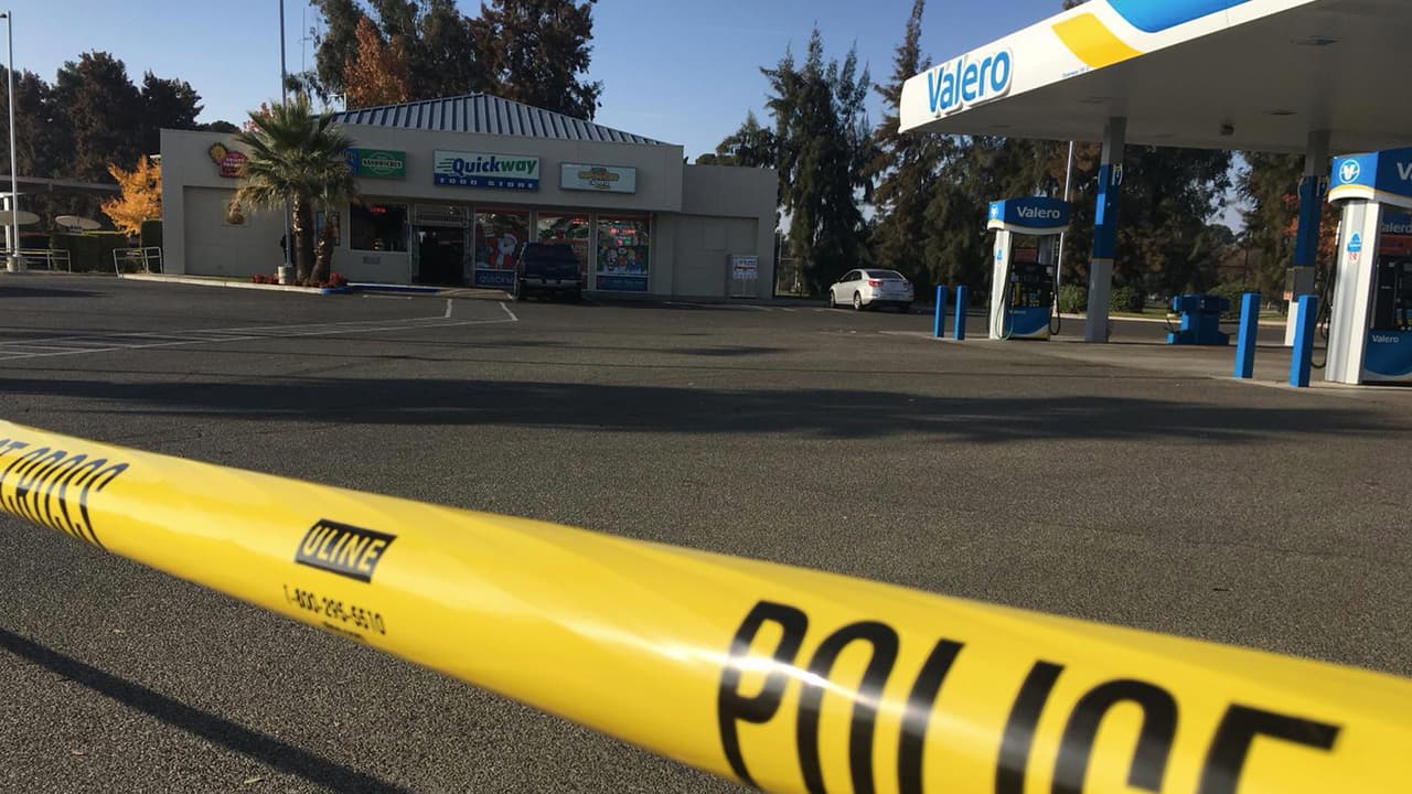 Investigan el homicidio de un hombre en las afueras de una gasolinera en el este de Fresno