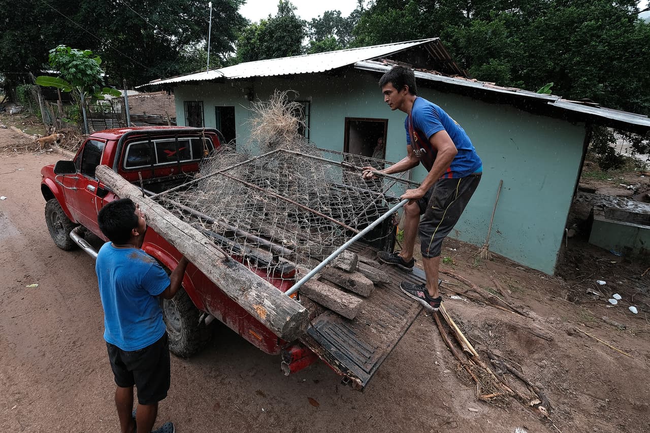 En Honduras, según medios locales, más de 175,000 personas han sido evacuadas desde el sábado, especialmente en zonas inundadas por Eta en el Valle de Sula, cerca de San Pedro Sula, la capital industrial del país ubicada 180 kilómetros al norte de Tegucigalpa.