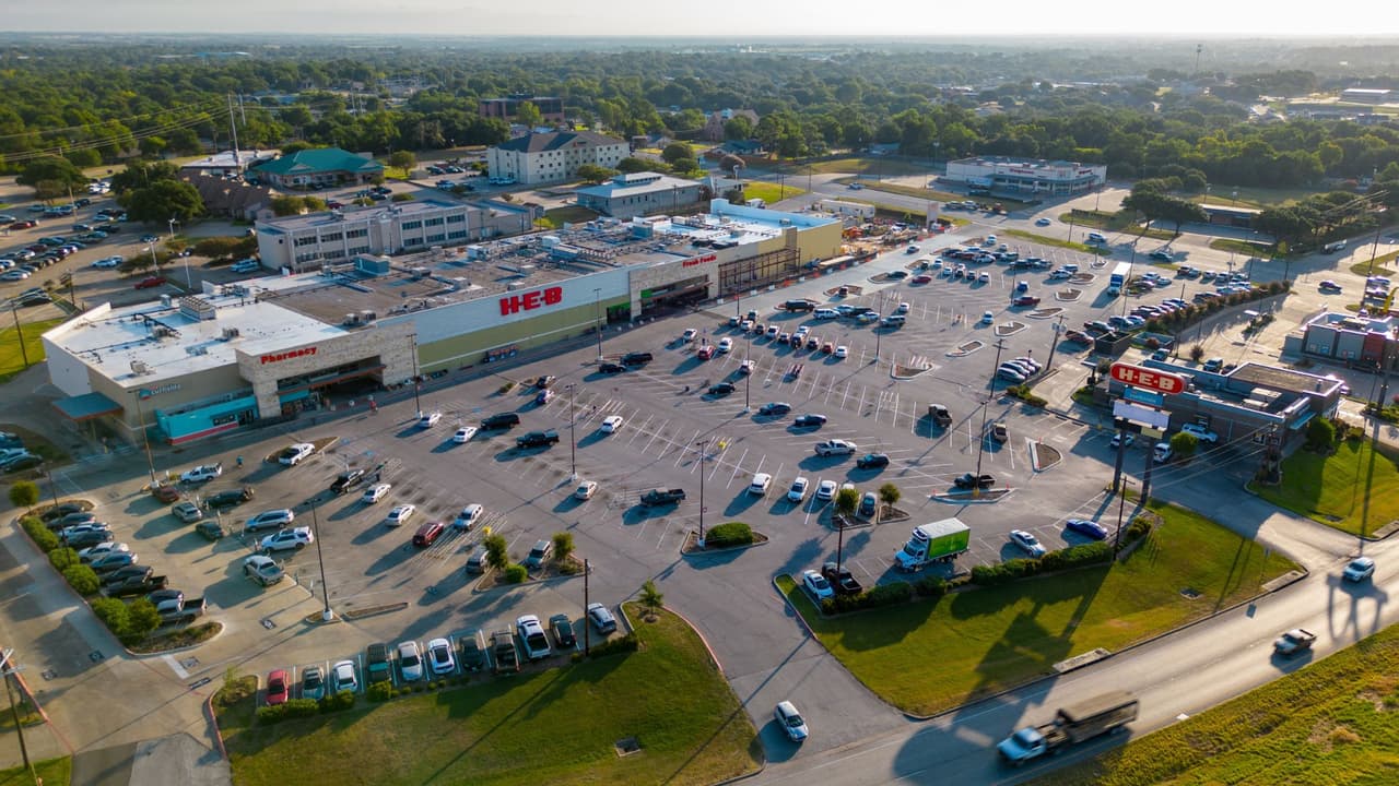 <h3 class="cms-H3-H3">Qué puestos están disponibles</h3> La compañía informó que 
<b>busca personal de tiempo completo y medio tiempo</b> en varias áreas de tienda. 
<br>Entre ellas están panadería, frutas y verduras, mariscos y el restaurante True Texas BBQ, además de otras funciones operativas