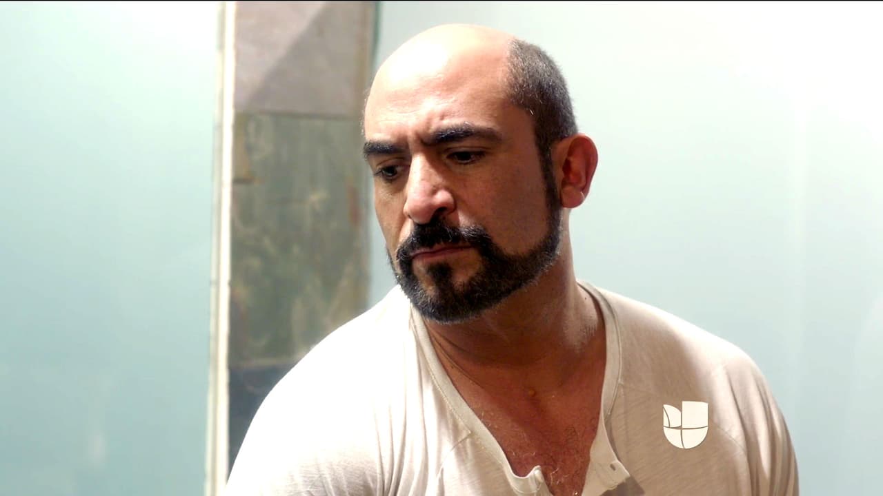 Esteban le dice a Jenni que no confía en Gabo, siente que está haciendo negocios sucios.