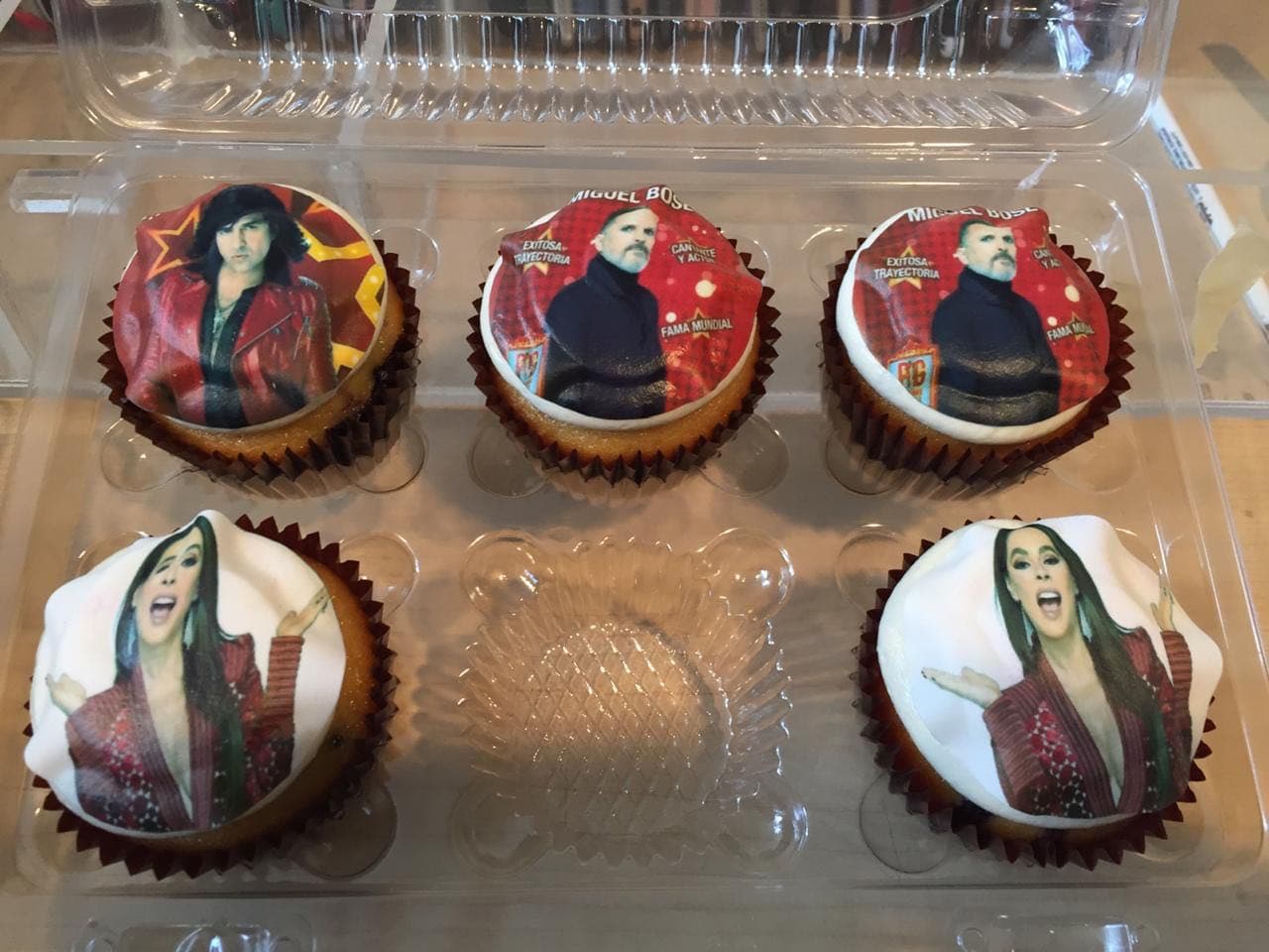 Irma nunca ha llegado a la grabación de Pequeños Gigantes con las manos vacías, y en esta ocasión también asistió llevando un regalo muy especial: "Les traje a los jueces unos cupcakes que mandé a hacer", explicó a Unvision Entretenimiento. Los cupcakes sabor vainilla tenían las fotografías de cada uno de los jueces.