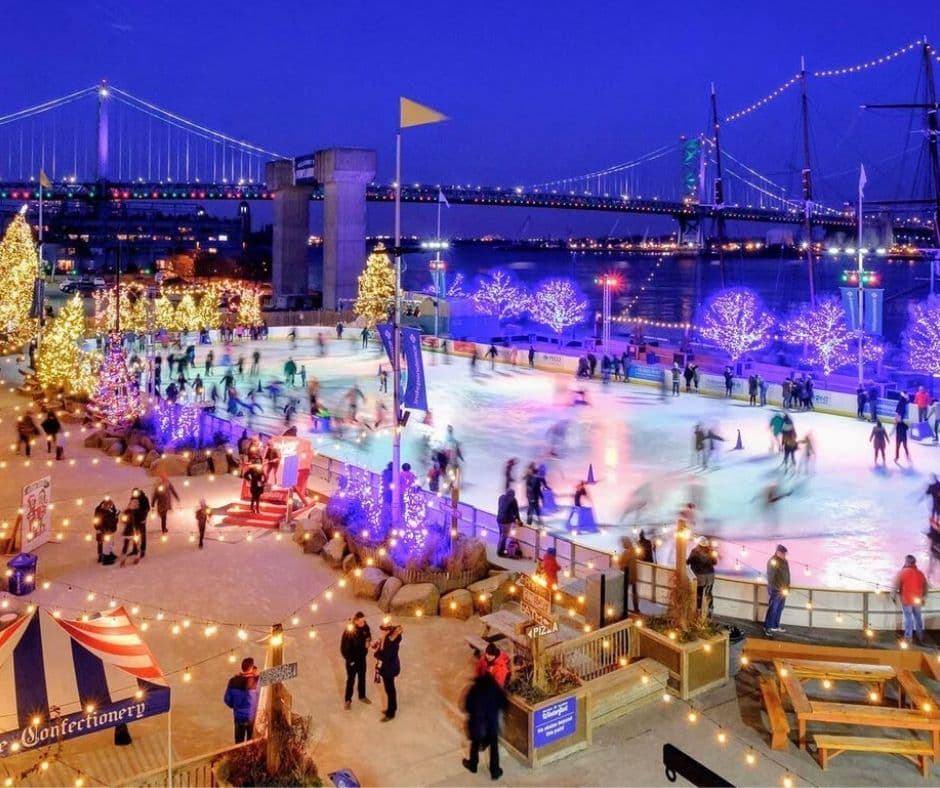 El popular Blue Cross RiverRink Winterfest regresa con una decoración de cabina actualizada; fogatas; una sala de juegos Kids Lodge; un acogedor restaurante y bar Lodge de estilo chalé; dulces de Franklin Fountain Confectionery Cabin; y abundante comida de Garces Group, todo centrado en una pista de patinaje con una vista espectacular del Puente Ben Franklin.
<br>
<br>Dónde: Blue Cross RiverRink Winterfest, 101 S. Columbus Boulevard
<br>