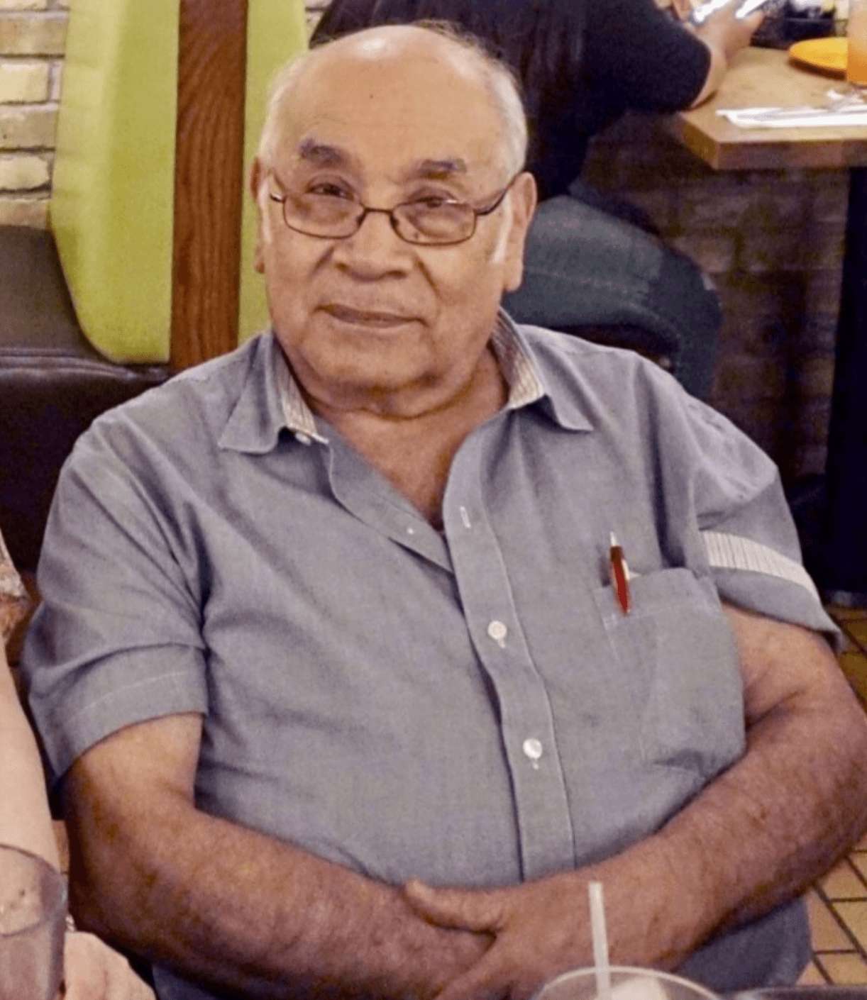 Como amable y respetuoso, así recuerda los vecinos de La Villita a Jesús Gutiérrez, dueño de la tienda Varela’s Groceries. Muchos de sus clientes y conocidos crearon un altar improvisado con flores, velas y otros objetos para recordarlo. 
<a href="https://www.univision.com/local/chicago-wgbo/es-una-perdida-muy-grande-muere-por-coronavirus-don-chuy-un-reconocido-comerciante-de-la-villita/?23123" target="_blank">Más aquí</a>.