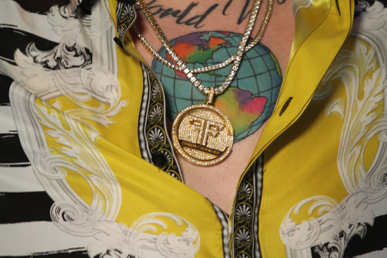 También destacaron sus llamativos accesorios llenos de bling bling.