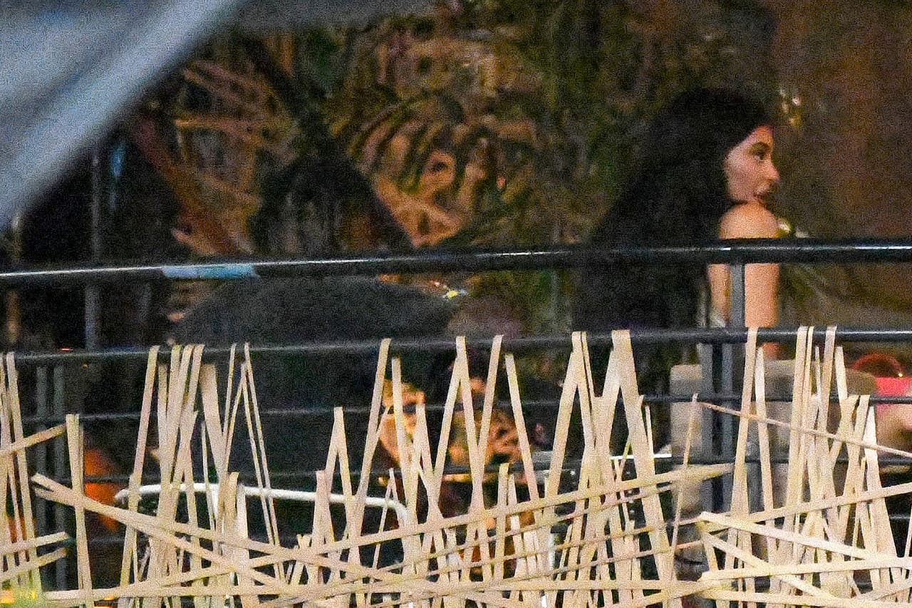 "No están completamente juntos", dijo la primera fuente de People.
<br>