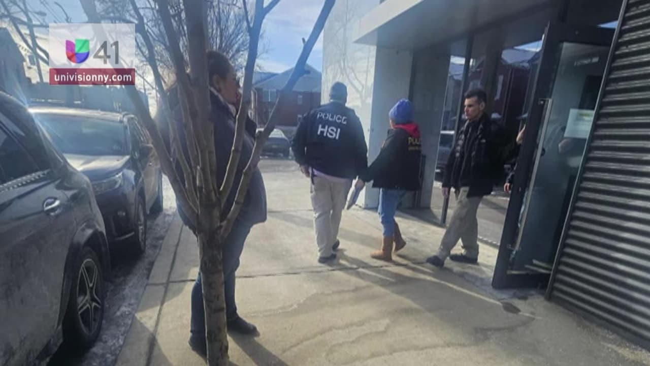 "Les pidieron identificación a todo el mundo... desafortunadamente a estos muchachos se los llevaron.
<b>No tenían ninguna identificación y fue por eso que los detuvieron</b>", explicó el testigo, quien agregó que los agentes aparentemente buscaban a una persona específica que no encontraron en el lugar.