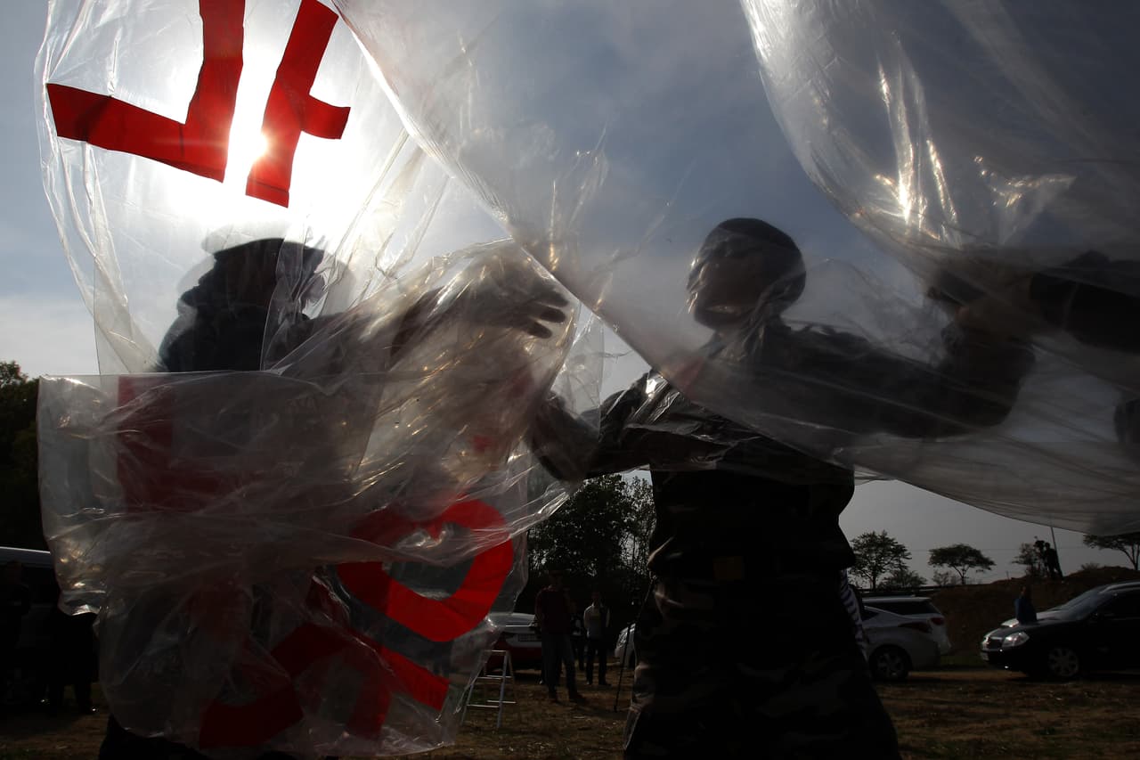 Un día de principios de febrero, como lo narraron medios como
<i><b><a href="http://www.independent.co.uk/news/world/asia/north-korea-sends-balloons-filled-with-toilet-paper-and-rubbish-over-border-as-propaganda-war-a6849146.html">The Independent</a></b></i>
<b><a href="http://www.independent.co.uk/news/world/asia/north-korea-sends-balloons-filled-with-toilet-paper-and-rubbish-over-border-as-propaganda-war-a6849146.html"> </a></b>y el
<b> <i><a href="http://koreajoongangdaily.joins.com/">Korea Joongang Daily,</a></i></b> los surcoreanos empezaron a ver que el cielo del lado de su frontera se inundaba con balones que flotaban desde el norte. Aunque temieron que se tratara de un ataque con armas químicas, era en realidad algo más inocente: los de Corea del Norte habían devuelto la “mala” propaganda pero esta vez mezclada con basura, colillas de cigarrillo y papeles higiénicos usados, por supuesto.